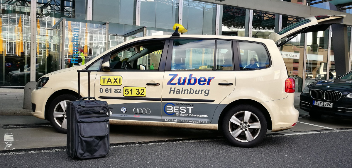 Foto Taxi Zuber Fahrzeug am Flughafen