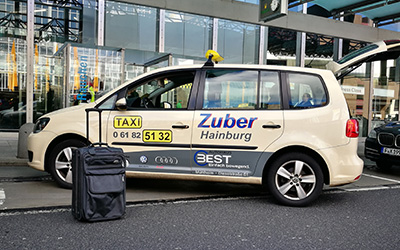 Foto Taxi Zuber Fahrzeug am Flughafen teaser