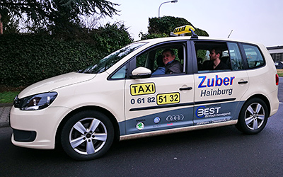 Taxi Fahrzeug mit Kunden